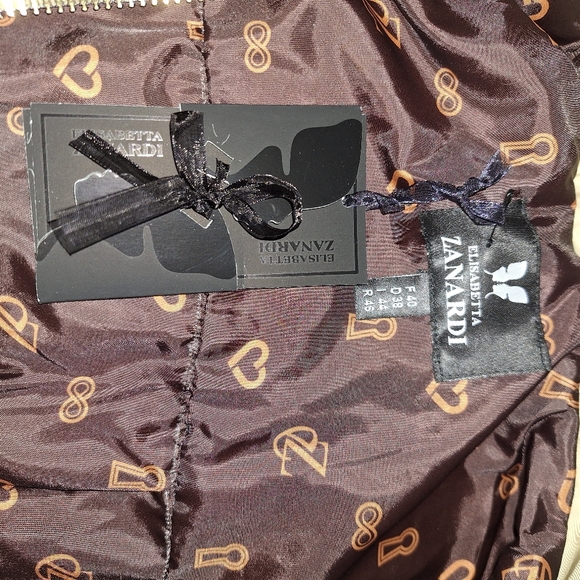 Trenchcoat. Tan shiny color. - Picture 5 of 11